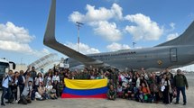 Emocionante: colombianos atrapados en Israel abordaron vuelo humanitario de la FAC en Tel Aviv