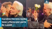 Luis Miguel le da un beso y flores a Carolina Herrera en pleno concierto