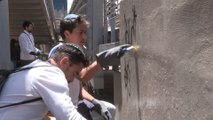 Colombianos se manifiestan en apoyo a Israel y borran pintadas con simbología nazi en Bogotá