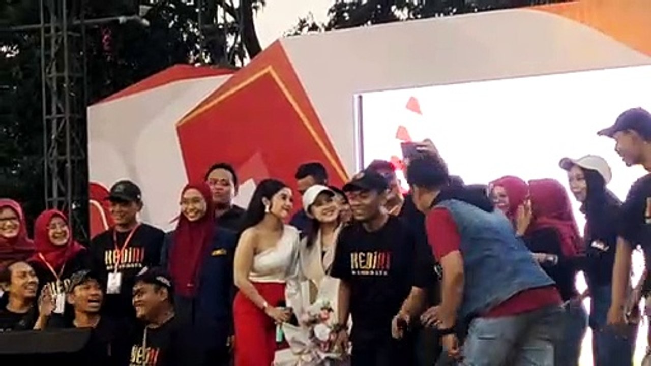 VIVI ARTIKA DAN SASYA ARKISNA BERGOYANG