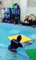 Professor de natação deixa bebê se “afogar” por  15 segundos e pai faz desabafo: 'indignado’