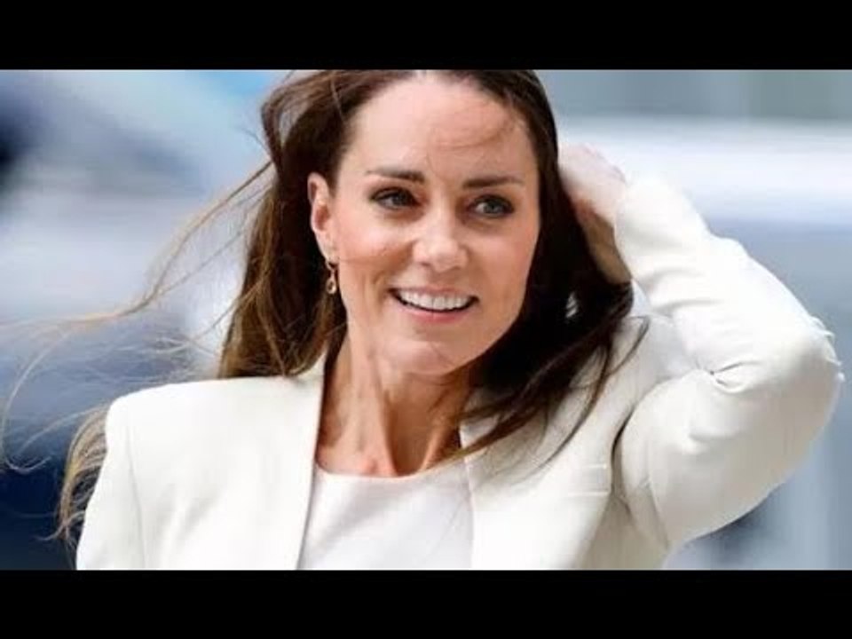 Non tutti godono degli stessi privilegi!" Kate Middleton ha trollato la visita in banca del bambino