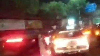 गाजियाबाद: कार में सवार युवकों का सड़क पर हुड़दंग, वीडियो वायरल