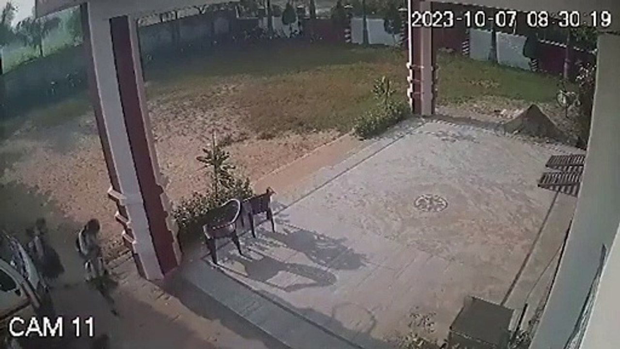 Video: स्कूल के अंदर वैन ने 4 साल की बच्ची को क...