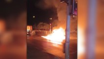 İstanbul'da çarpışan taksi ile motosiklet alev alev yandı: 1 ölü, 1 yaralı