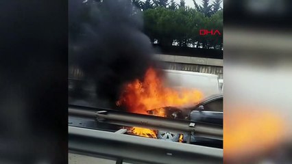 Gaziosmanpaşa'da Otomobil Alev Alev Yandı