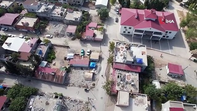 Enkaz Yığınına Dönen Mahallede Temizlik Görevlisi Mücadelesini Sürdürüyor