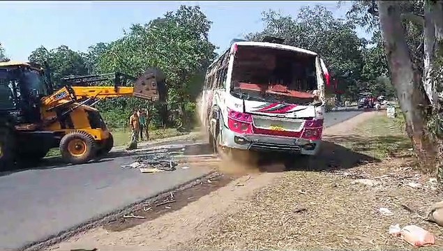 video story-अनियंत्रित होकर पलटी बस, मची चीख पुकार, एक महिला की मौत, एक दर्जन यात्री घायल