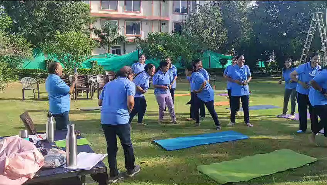 लाफ्टर योगा से तनाव हो रहा है दूर, देखे वीडियो