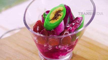 Resep Simpel Es Pisang Ijo dengan Saus Buah Naga, Seger Banget!