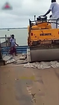 Charger une engin de chantier sur un bateau... raté