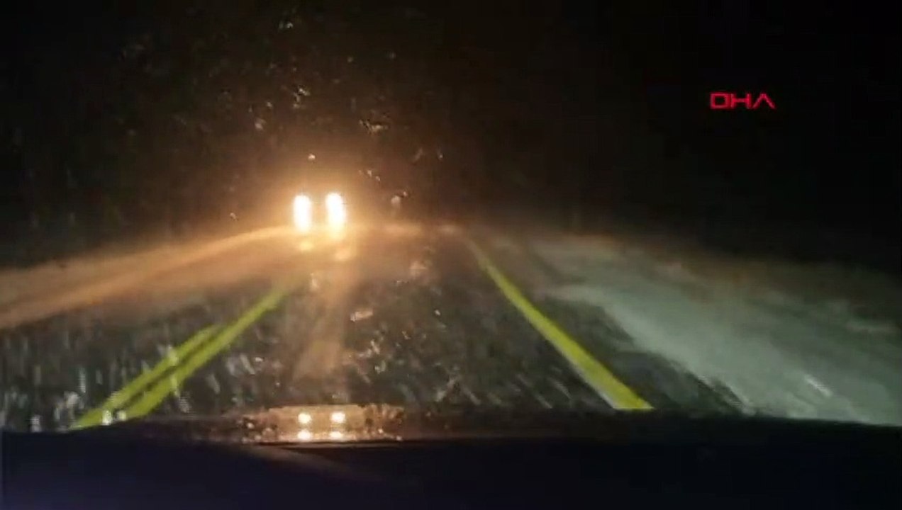 Les montagnes de haute altitude d'Ardahan sont devenues blanches avec des chutes de neige