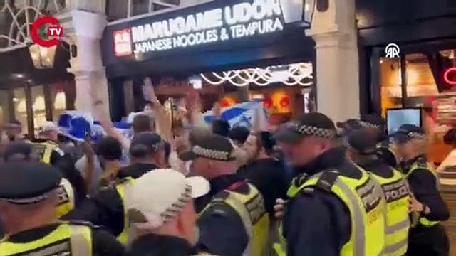 İngiltere’nin başkenti Londra’da Filistin destekçileri ve İsrail destekçileri karşı karşıya geldi. Polis, iki grubun arasına girerek güvenliği sağladı.