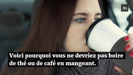 Voici pourquoi vous ne devriez pas boire de thé ou de café en mangeant.