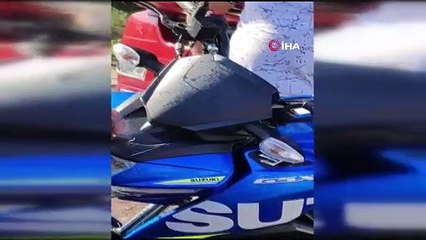 Motosikleti sürerken gidonundan yılan çıktı