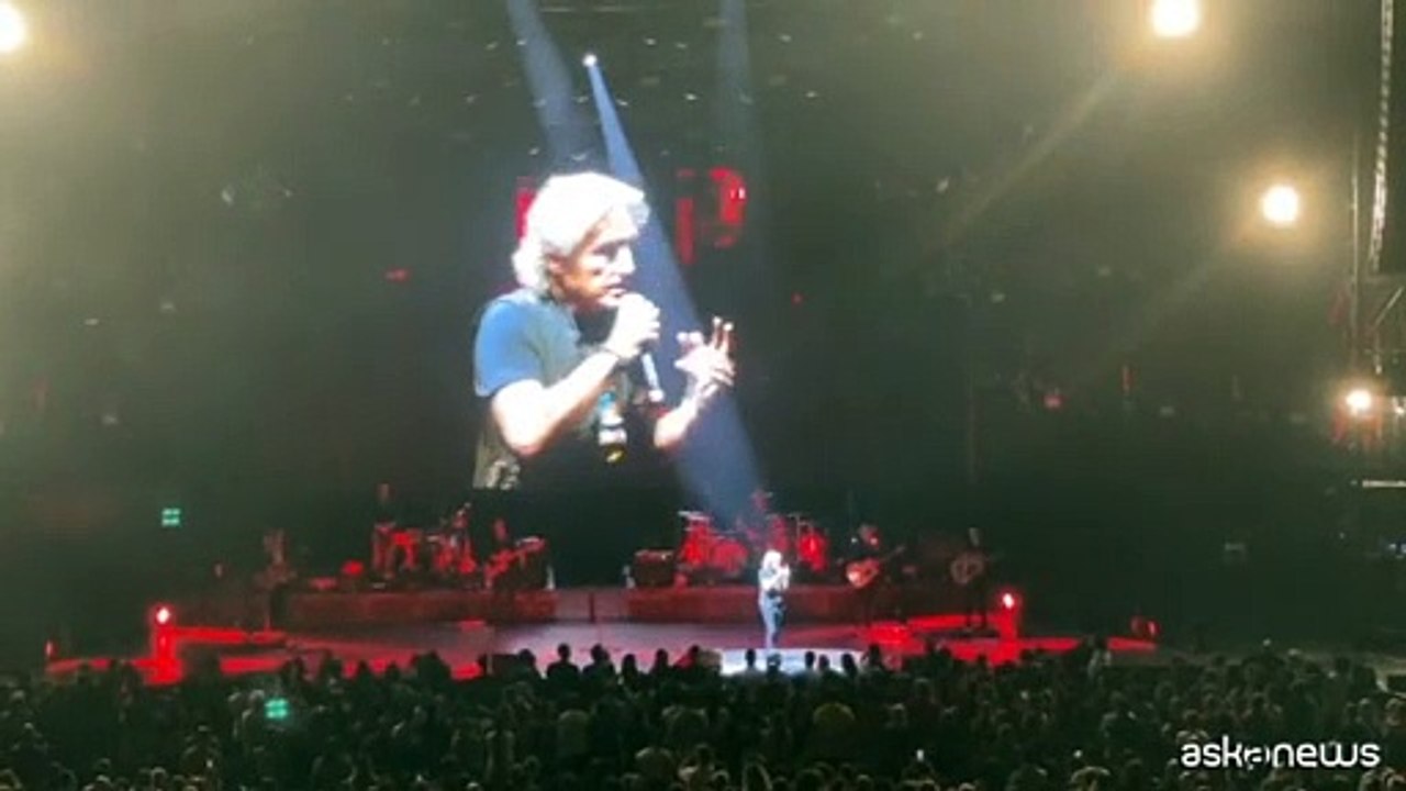 Ligabue osserva un minuto di silenzio per vittime Vajont