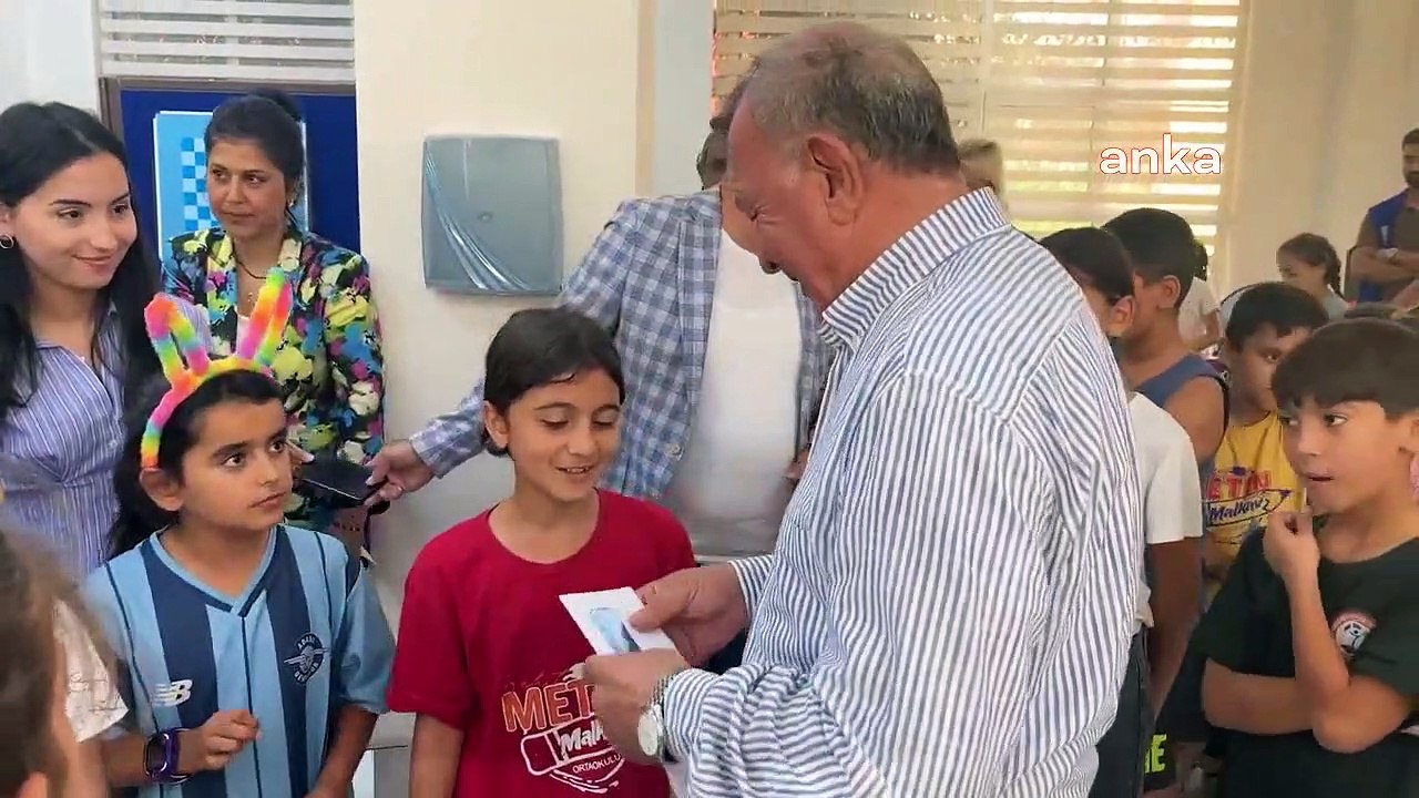 Seyhan Belediyesi İhtiyaç Sahibi Öğrencilere Eğitim Destek Kartı Dağıtıyor