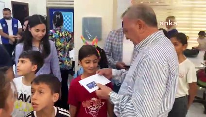 La municipalité de Seyhan distribue des cartes de soutien éducatif aux étudiants dans le besoin