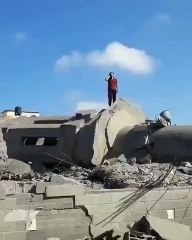 Filistin'de duygulandıran anlar: Yıkılan camide ezan okudu