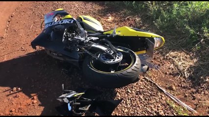Moto esportiva parte ao meio em acidente no Cascavel Velho