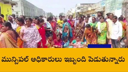 సూర్యాపేట: ఇంటిగ్రేటెడ్ కూరగాయల మార్కెట్ గేటు వద్ద ధర్నా