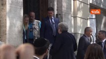 L'uscita di Giorgia Meloni dalla Sinagoga di Roma