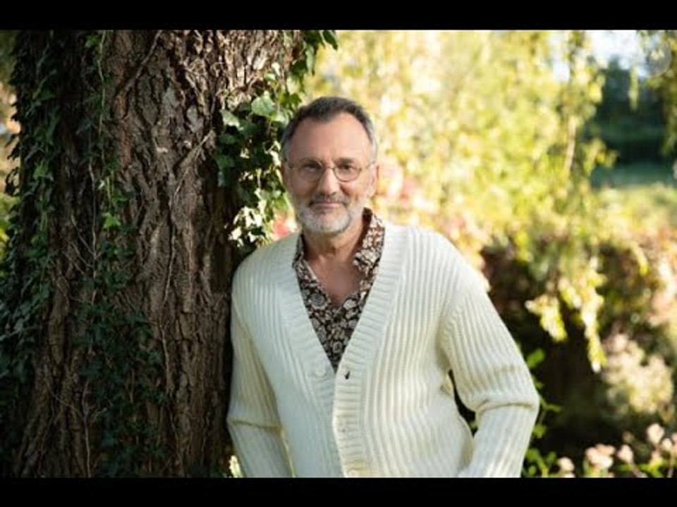 "Jambes qui tremblaient", peur, moqueries... Son coming-out difficile