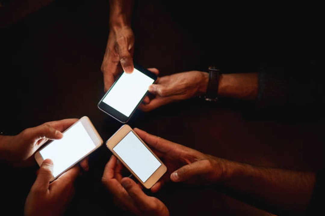 El 73% De Los Adultos No Aguanta Un Día Sin Mirar La Pantalla De Su Teléfono