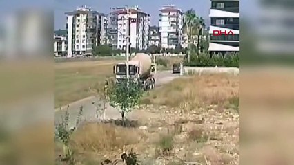 La mère et la fille ont été blessées lorsqu'elles ont été heurtées par une bétonnière ; Le moment de l'accident est filmé