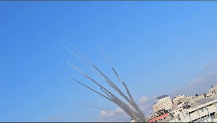 آلاف الصواريخ تتساقط الآن على عسقلان 🚀