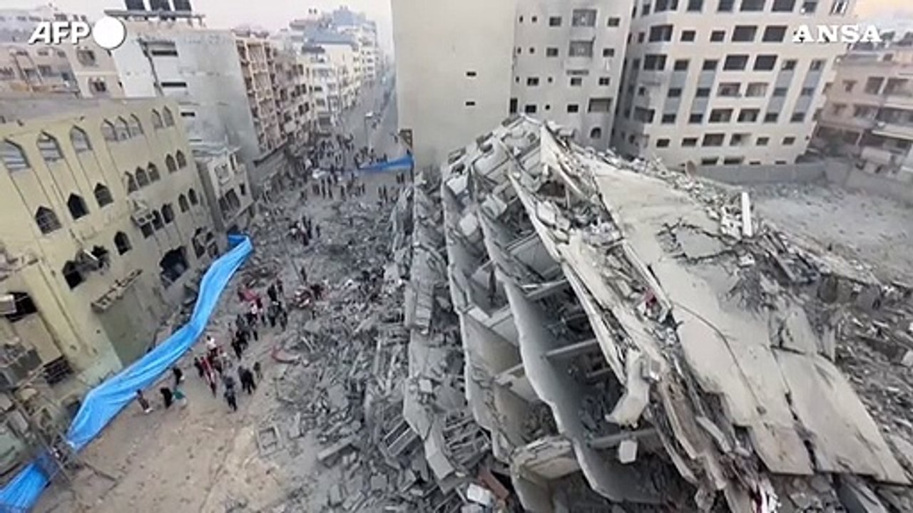 Gaza, vigili del fuoco al lavoro tra le macerie di un palazzo