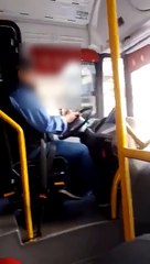 Video: manejaba el colectivo mirando el celular y atropelló a un ciclista 