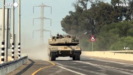 Télécharger la video: Israele, convoglio di carri armati israeliani si schiera vicino al confine con Gaza