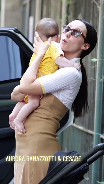 Aurora Ramazzotti fa shopping con il piccolo Cesare e la babysitter