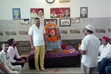 मुलायम सिंह को श्रद्धांजलि देते हुए फफक कर रोने लगा सपा नेता