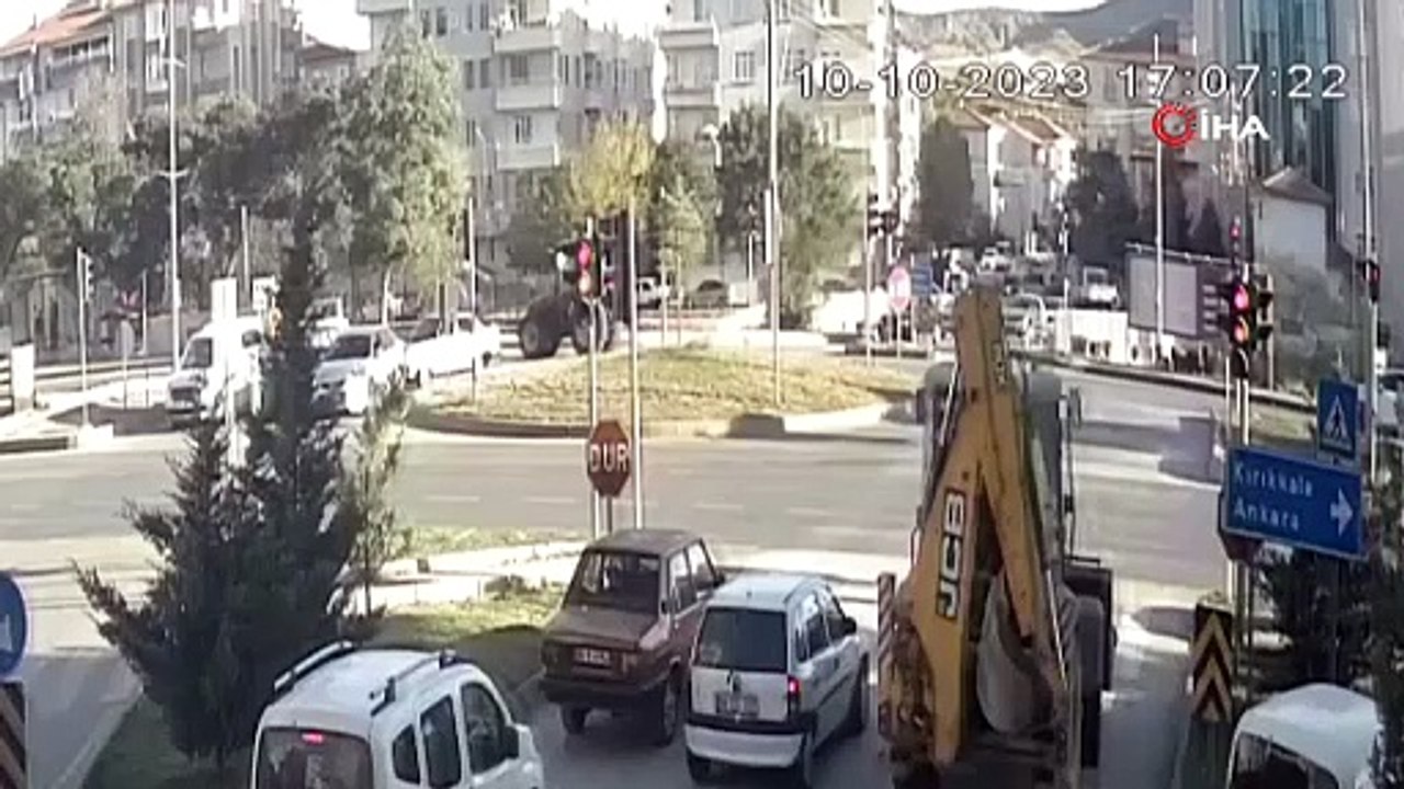 Çorum'da korkutan kaza: Trafik kazası saniye saniye güvenlik kamerasına yansıdı