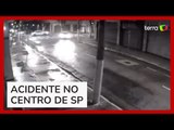 Carro se parte ao meio após bater em poste em SP; uma pessoa morreu