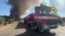 Rogo in impresa raccolta metalli a Catania, vigili del fuoco in azione