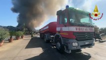 Zona industriale di Catania, incendio nell'area di un'impresa di autodemolizioni