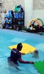 VÍDEO: Professor de natação é demitido após criança ficar submersa e chorar durante aula