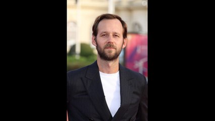 Benjamin Lavernhe très discret sur son couple, il défile sur le tapis rouge auprès de sa célèbre c