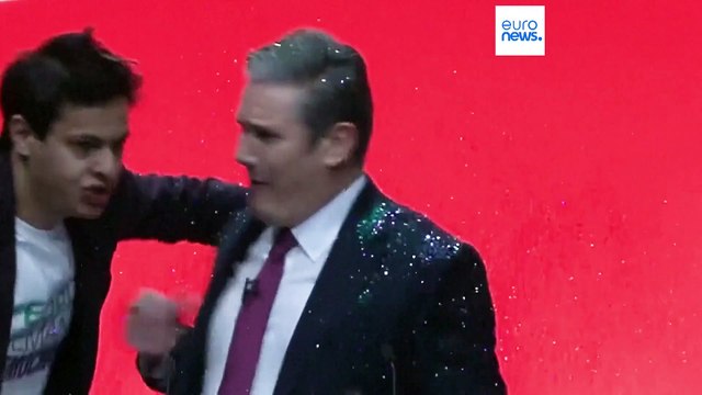 Rocían con purpurina al líder laborista británico, Starmer, durante el Congreso de su partido