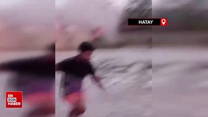 Hatay'da yıkım esnasında bina çöktü, operatör ölümden döndü