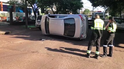 Corolla tomba após colisão no Centro