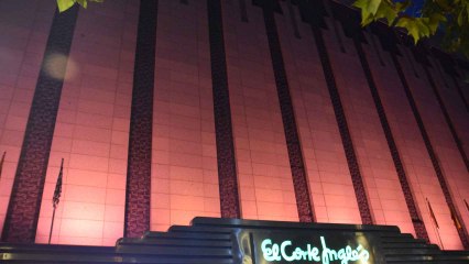 Imagen del momento del iluminado de la fachada de El Corte Inglés de Valladolid, este martes.