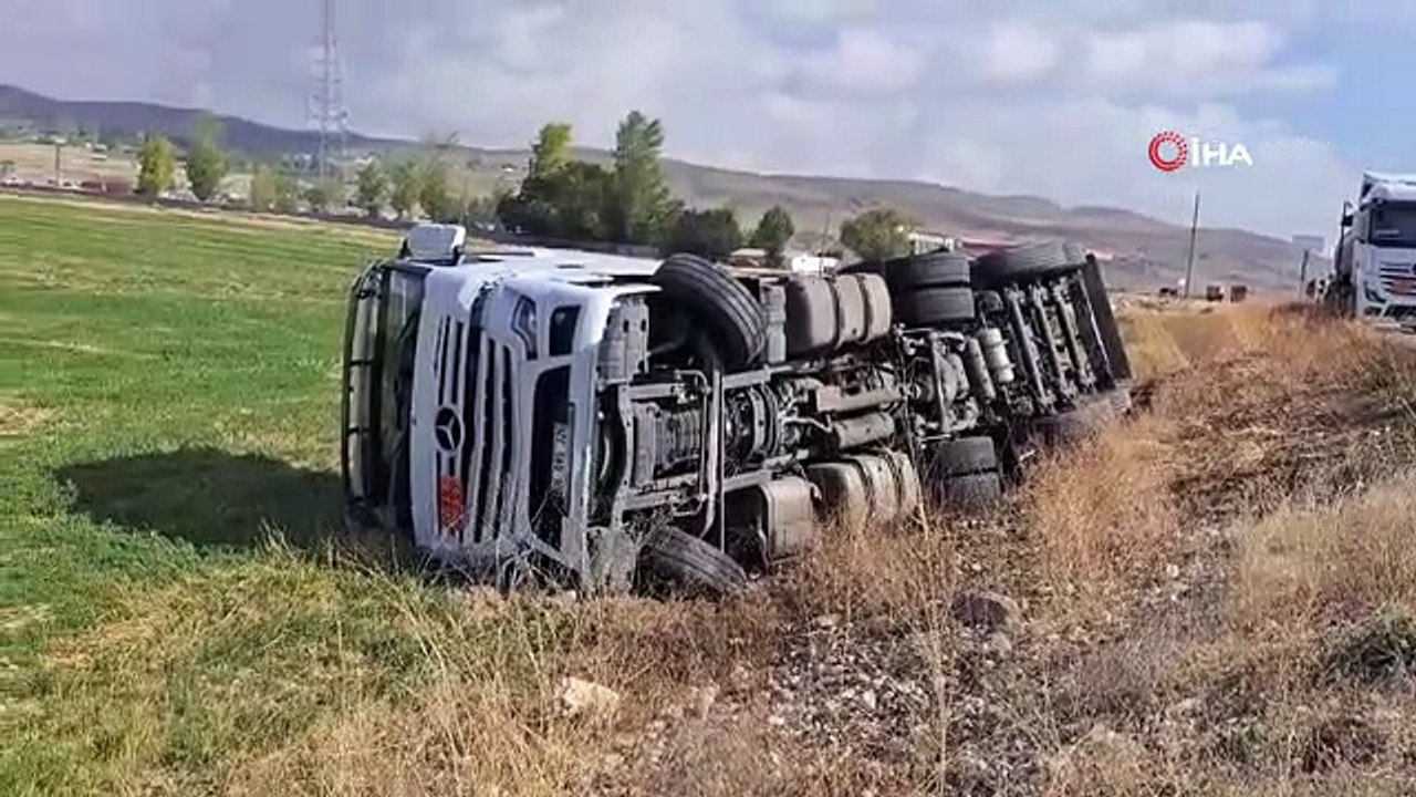 Un camion-citerne d'asphalte renversé dans un fossé