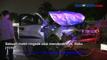 Mobil Ringsek usai Tabrak Truk yang Menepi di Jalan Layang Non Tol Casablanca