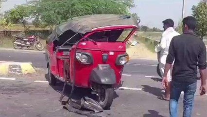 मथुरा: डिवाइडर से टकराया टेंपो पलटा, तीन लोगों के खून से सड़क लाल