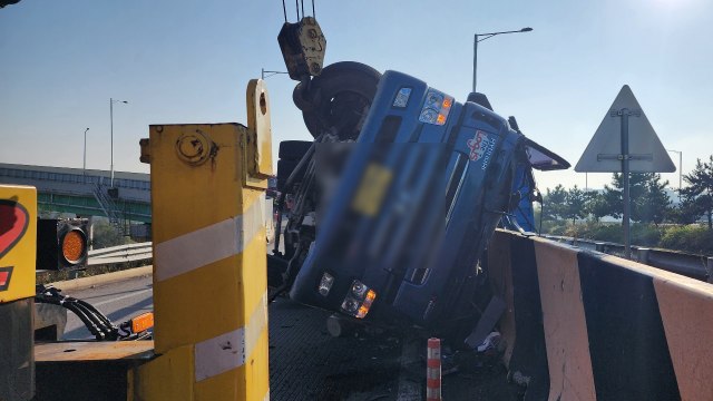 고속도로 달리던 23톤 화물차 전도...운전자 숨져 / YTN