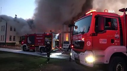 Kayseri'de büyük fabrika yangını: Ekipler alevleri söndürmek için çalışıyor